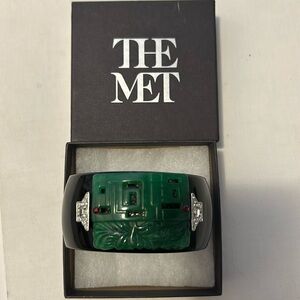 Metropolitan Muséum of Art Art Deco black lacquer and jade bracelet.